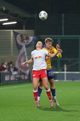 Google Pixel Womens Bundesliga, RB Leipzig FC Carl Zeiss Jena 06 11 2025 Emilia Kiaer Asgeirsdottir 8, RB Leipzig vs Gwen Mummert 27, Carl Zeiss Jena Football, Google Pixel Womens Bundesliga, Season 2025 2026, 9 Matchday RB Leipzig vs FC Carl Zeiss Jena on 06 11 2025, Training Center Cottaweg, Leipzig DFB REGULATIONS PROHIBIT ANY USE OF PHOTOGRAPHS AS IMAGE SEQUENCES AND OR QUASI VIDEO Copyright: xBEAUTIFULxSPORTS JanxKaeferx