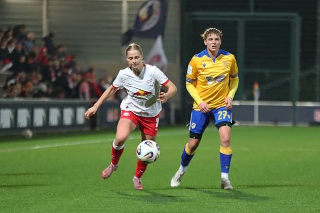 Google Pixel Frauen Bundesliga, RB Leipzig FC Carl Zeiss Jena 06 11 2025 Emilia Kiaer Asgeirsdottir 8, RB Leipzig on the ball next to Gwen Mummert 27, Carl Zeiss Jena Fußball, Google Pixel Frauen Bundesliga, Saison 2025 2026, 9 Spieltag RB Leipzig vs FC Carl Zeiss Jena am 06 11 2025, Trainingszentrum Cottaweg, Leipzig DFB REGULATIONS PROHIBIT ANY USE OF PHOTOGRAPHS AS IMAGE SEQUENCES AND OR QUASI VIDEO Copyright: xBEAUTIFULxSPORTS JanxKaeferx