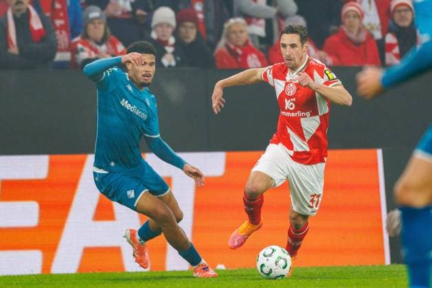 UECL 1 FSV Mainz 05 AC Florence tackle between Dominik Kohr 1 FSV Mainz 05, 31 and Cher Ndour AC Florence, Fiorentina, 27 in the UEFA Conference League match between 1 FSV Mainz 05 and AC Florence on matchday 3 at MEWA Arena Mainz on 06 11 2025 Copyright: xBEAUTIFULxSPORTS Hahnex