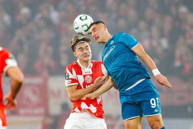 UECL 1 FSV Mainz 05 AC Florence tackle in the air between Kacper Potulski 1 FSV Mainz 05, 48 and Roberto Piccoli AC Florence, Fiorentina, 91 in the UEFA Conference League match between 1 FSV Mainz 05 and AC Florence on matchday 3 at MEWA Arena Mainz on 06 11 2025 Copyright: xBEAUTIFULxSPORTS Hahnex