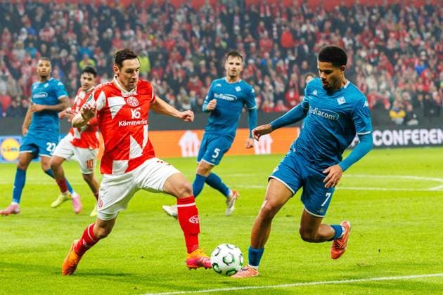 UECL 1 FSV Mainz 05 AC Florence tackle between Dominik Kohr 1 FSV Mainz 05, 31 and Simon Sohm AC Florence, Fiorentina, 7 during the UEFA Conference League match between 1 FSV Mainz 05 and AC Florence on matchday 3 at MEWA Arena Mainz on 06 11 2025 Copyright: xBEAUTIFULxSPORTS Hahnex