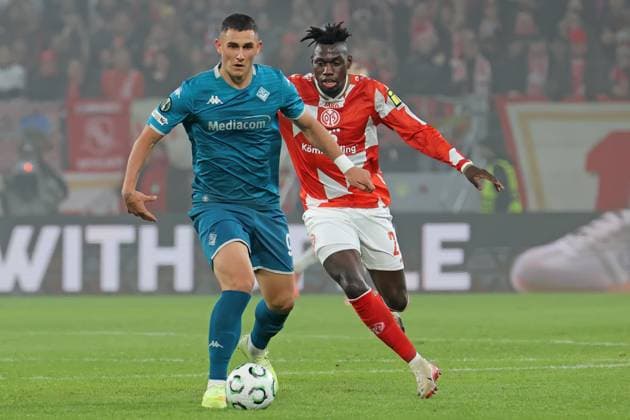 Mainz, Germany 06 November 2025 Conference League 2025 2026 FSV Mainz 05 vs AC Florence In the picture from left in the duel Roberto Piccoli Florence against Danny da Costa Mainz Mewa Arena Rheinland Pfalz Copyright: xFotostandx xRacochax