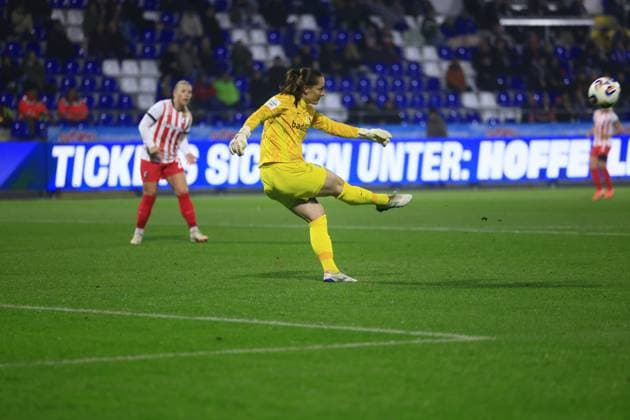 Laura Dick 1 TSG Hoffenheim Women with tee while players from SC Freiburg Women and TSG Hoffenheim Women watch GPFBL TSG Hoffenheim vs SC Freiburg on 06 11 2025 at Dietmar Hopp Stadion in Hoffenheim Goalkeeper with tee Copyright: xspeedshotx