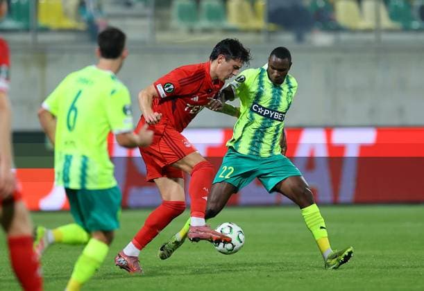 Marko Lazetic of Aberdeen in action against Elohor Godswill of AEK Larnaca (right) AEK Larnaca v Aberdeen, UEFA Conference League, Group Stage, Football, AEK Arena, Larnaca, Cyprus - 06 Nov 2025Larnaca AEK Arena Cyprus EDITORIAL USE ONLY No use with unauthorised audio, video, data, fixture lists, club league logos or live services. Online in-match use limited to 120 images, no video emulation. No use in betting, games or single club league player publications. Copyright: xCharaxSavvides Shutterstockx 15642241bo