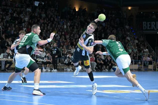 06 11 2025, xlakx, Handball, DHB Pokal 1 8 Final, Fuechse Berlin ThSV Eisenach v l Mijajlo Marsenic Fuechse Berlin , Vukasin Antonijevic ThSV Eisenach , Max Darj Fuechse Berlin wirft Tor, Torschuetze, erzielt Tor, Treffer, scores the goal Berlin Daniel Lakomski
