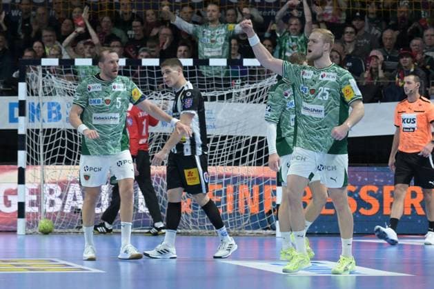 06 11 2025, xlakx, Handball, DHB Pokal 1 8 Final, Fuechse Berlin ThSV Eisenach v l Max Darj Fuechse Berlin , Matthes Langhoff Fuechse Berlin Jubel, Torjubel, jubelt ueber das Tor, celebrate the goal, celebration Berlin Daniel Lakomski