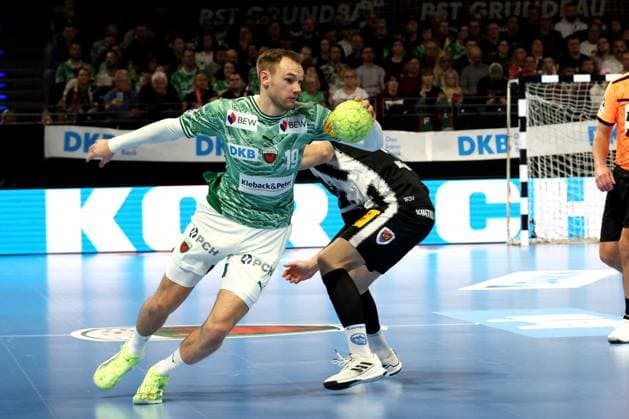 DEU, DHB Pokal, Fuechse Berlin vs Eisenach, 06 11 2025, Max Schmeling Halle, Berlin, DEU, DHB Pokal, Fuechse Berlin vs Eisenach, in the picture Mathias Gidsel Fuechse Berlin 19 , Vukasin Antonijevic Eisenach 41 nordphotoxGmbHx xEngler nph00076