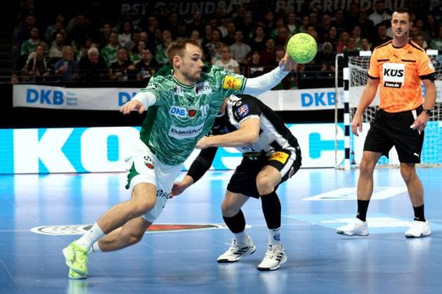 DEU, DHB Pokal, Fuechse Berlin vs Eisenach, 06 11 2025, Max Schmeling Halle, Berlin, DEU, DHB Pokal, Fuechse Berlin vs Eisenach, in the picture Mathias Gidsel Fuechse Berlin 19 , Vukasin Antonijevic Eisenach 41 nordphotoxGmbHx xEngler nph00076
