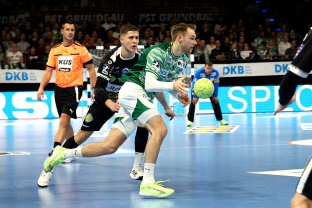 DEU, DHB Pokal, Fuechse Berlin vs Eisenach, 06 11 2025, Max Schmeling Halle, Berlin, DEU, DHB Pokal, Fuechse Berlin vs Eisenach, in the picture Mathias Gidsel Fuechse Berlin 19 , Vukasin Antonijevic Eisenach 41 nordphotoxGmbHx xEngler nph00076