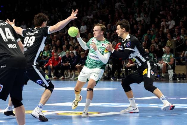 DEU, DHB Pokal, Fuechse Berlin vs Eisenach, 06 11 2025, Max Schmeling Halle, Berlin, DEU, DHB Pokal, Fuechse Berlin vs Eisenach, in the picture Tobias Grondahl Fuechse Berlin 15 , Philipp Meyer Eisenach 27 , Tillmann Leu Eisenach 99 nordphotoxGmbHx xEngler nph00076
