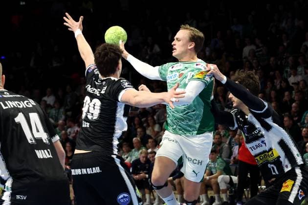 DEU, DHB Pokal, Fuechse Berlin vs Eisenach, 06 11 2025, Max Schmeling Halle, Berlin, DEU, DHB Pokal, Fuechse Berlin vs Eisenach, in the picture Tobias Grondahl Fuechse Berlin 15 , Philipp Meyer Eisenach 27 , Tillmann Leu Eisenach 99 nordphotoxGmbHx xEngler nph00076