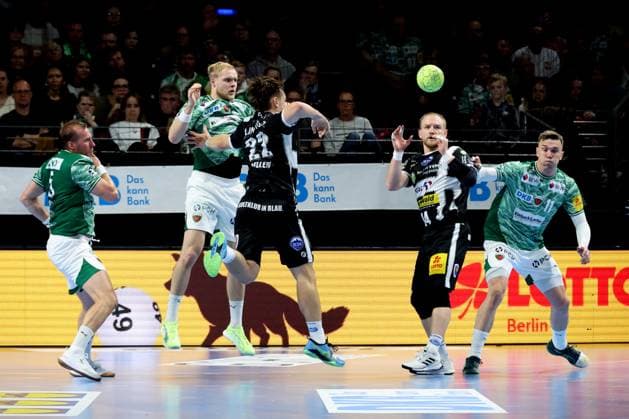 DEU, DHB Pokal, Fuechse Berlin vs Eisenach, 06 11 2025, Max Schmeling Halle, Berlin, DEU, DHB Pokal, Fuechse Berlin vs Eisenach, in the picture Max Darj Fuechse Berlin 5 , Matthes Langhoff Fuechse Berlin 25 , Lasse Andersson Fuechse Berlin 11 , Felix Aellen Eisenach 22 , Peter Walz Eisenach 14 nordphotoxGmbHx xEngler nph00076