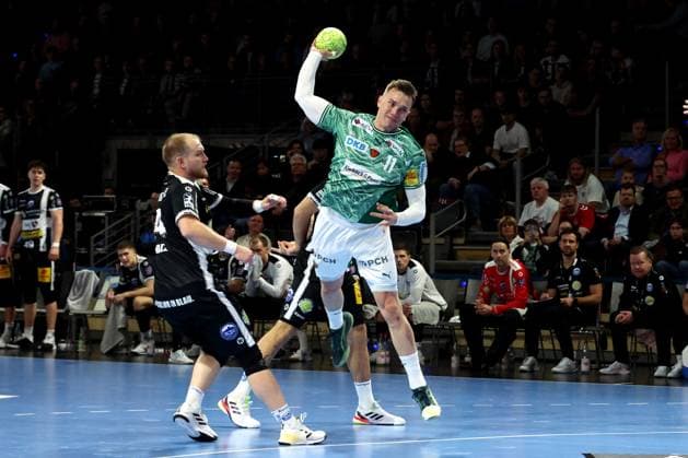 DEU, DHB Pokal, Fuechse Berlin vs Eisenach, 06 11 2025, Max Schmeling Halle, Berlin, DEU, DHB Pokal, Fuechse Berlin vs Eisenach, in the picture Lasse Andersson Fuechse Berlin 11 , Alexander Saul Eisenach 95 nordphotoxGmbHx xEngler nph00076