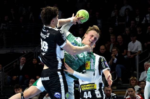 DEU, DHB Pokal, Fuechse Berlin vs Eisenach, 06 11 2025, Max Schmeling Halle, Berlin, DEU, DHB Pokal, Fuechse Berlin vs Eisenach, in the picture Lasse Andersson Fuechse Berlin 11 , Tillmann Leu Eisenach 99 , Stephan Seitz Eisenach 44 nordphotoxGmbHx xEngler nph00076