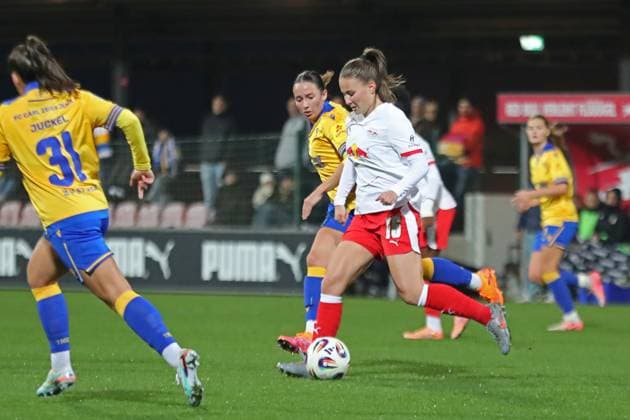 Google Pixel Womens Bundesliga, RB Leipzig FC Carl Zeiss Jena 06 11 2025 Annabel Schasching 16, RB Leipzig before Elena Mühlemann 30, Carl Zeiss Jena Football, Google Pixel Womens Bundesliga, Season 2025 2026, 9 Matchday RB Leipzig vs FC Carl Zeiss Jena on 06 11 2025, Training Center Cottaweg, Leipzig DFB REGULATIONS PROHIBIT ANY USE OF PHOTOGRAPHS AS IMAGE SEQUENCES AND OR QUASI VIDEO Copyright: xBEAUTIFULxSPORTS JanxKaeferx