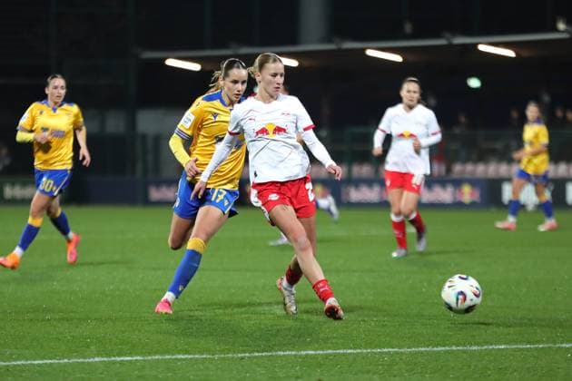 Google Pixel Women Bundesliga, RB Leipzig FC Carl Zeiss Jena 06 11 2025 Marlene Müller 27, RB Leipzig in front of Rieke Tietz 17, Carl Zeiss Jena Soccer, Google Pixel Women Bundesliga, Season 2025 2026, 9 Matchday RB Leipzig vs FC Carl Zeiss Jena on 06 11 2025, Training Center Cottaweg, Leipzig DFB REGULATIONS PROHIBIT ANY USE OF PHOTOGRAPHS AS IMAGE SEQUENCES AND OR QUASI VIDEO Copyright: xBEAUTIFULxSPORTS JanxKaeferx