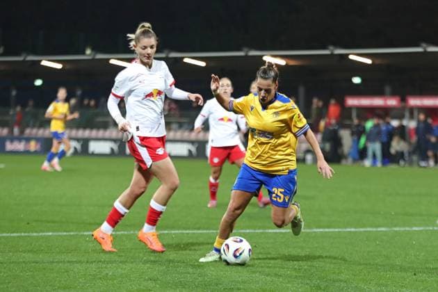 Google Pixel Womens Bundesliga, RB Leipzig FC Carl Zeiss Jena 06 11 2025 Noemi Gentile 25, Carl Zeiss Jena before Julia Landenberger 21, RB Leipzig Soccer, Google Pixel Womens Bundesliga, Season 2025 2026, 9 Matchday RB Leipzig vs FC Carl Zeiss Jena on 06 11 2025, Training Center Cottaweg, Leipzig DFB REGULATIONS PROHIBIT ANY USE OF PHOTOGRAPHS AS IMAGE SEQUENCES AND OR QUASI VIDEO Copyright: xBEAUTIFULxSPORTS JanxKaeferx