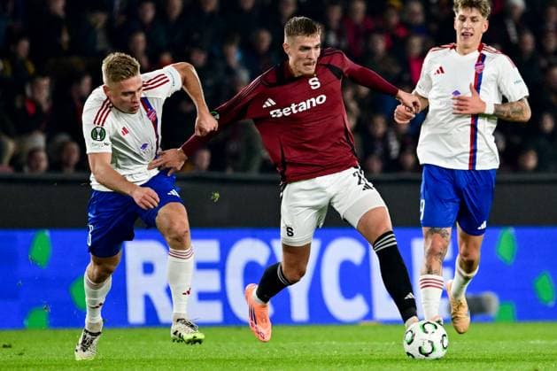 From left Oskar Repka of Rakow and Patrik Vydra of Sparta in action during the Football Conference League 3rd round match Sparta Praha vs Rakow Czestochowa, Prague, Czech Republic, November 6, 2025. (CTKxPhoto OndrejxDeml) CTKPhotoP2025110608387  CTKPhotoP2025110608387