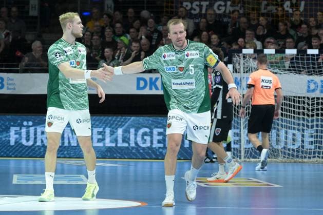 06 11 2025, xlakx, Handball, DHB Pokal 1 8 Final, Fuechse Berlin ThSV Eisenach v l Matthes Langhoff Fuechse Berlin , Max Darj Fuechse Berlin Jubel, Torjubel, jubelt ueber das Tor, celebrate the goal, celebration Berlin Daniel Lakomski