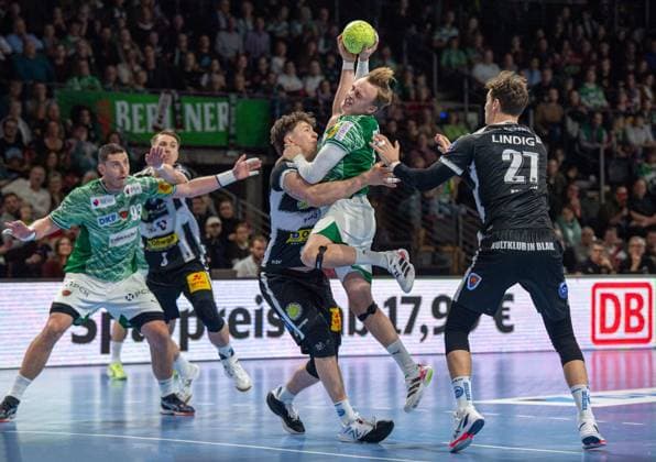Handball, Herren, Saison 2025 2026, DHB-Pokal (Achtelfinale), Füchse Berlin - ThSV Eisenach, v.l. Mijajlo Marsenic (Füchse Berlin), Oskar Joelsson (Eisenach), Tillman Leu (Eisenach), Tobias Gröndahl (Füchse Berlin), Philipp Meyer (Eisenach), 06.11.2025, Copyright: xSebastianxRäppold MatthiasxKochx