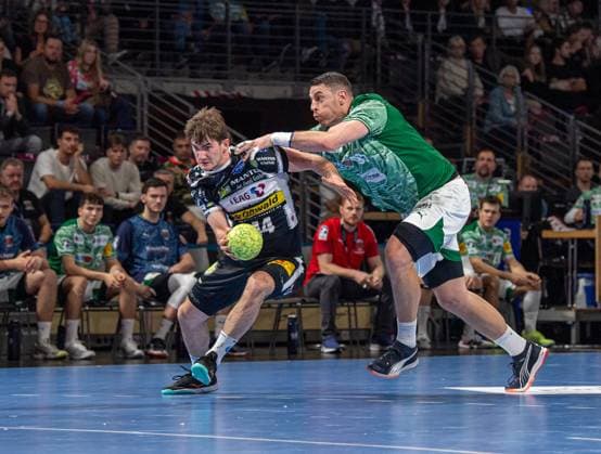 Handball, Men, Season 2025 2026, DHB Cup Round of 16, Füchse Berlin ThSV Eisenach, f l Stephan Seitz Eisenach , Mijajlo Marsenic Füchse Berlin , 06 11 2025, Copyright: xSebastianxRäppold MatthiasxKochx