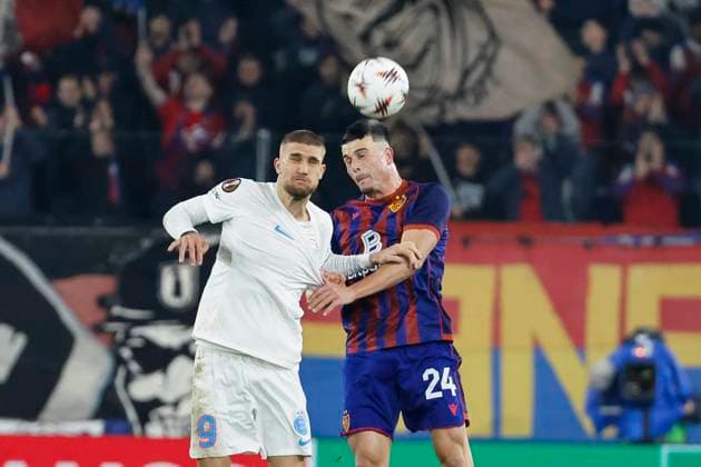 Daniel Birligea FCSB Bucharest, 09 and Flavius Daniliuc FC Basel, 24 in header duel , Switzerland, Soccer, UEFA Europa League, Matchday 4, 2025 2026, FC Basel vs FCSB Bucharest, 06 11 2025, Sankt Jakob Park, Basel, Switzerland Basel Sankt Jakob Park Canton Basel City Switzerland Copyright: xGrantxHubbsx