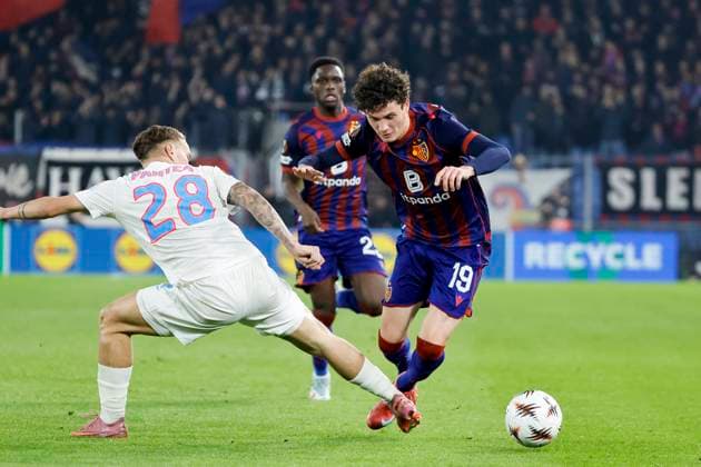 Alexandru Pantea FCSB Bucharest, 28 and Marin Soticek FC Basel, 19 in duel , Switzerland, Soccer, UEFA Europa League, Matchday 4, 2025 2026, FC Basel vs FCSB Bucharest, 06 11 2025, Sankt Jakob Park, Basel, Switzerland Basel Sankt Jakob Park Canton Basel City Switzerland Copyright: xGrantxHubbsx