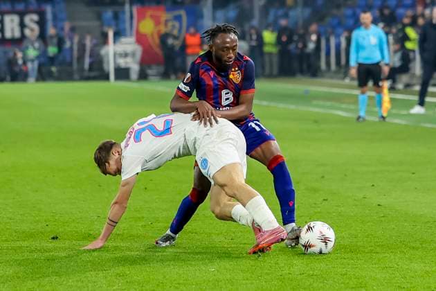 Alexandru Pantea FCSB Bucharest, 28 and Benie Traore FC Basel, 11 in duel , Switzerland, Football, UEFA Europa League, Matchday 4, 2025 2026, FC Basel vs FCSB Bucharest, 06 11 2025, Sankt Jakob Park, Basel, Switzerland Basel Sankt Jakob Park Canton Basel City Switzerland Copyright: xGrantxHubbsx