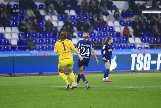 Laura Dick 1 TSG Hoffenheim Women and Feli Delacauw 24 TSG Hoffenheim Women in action on the pitch, other TSG Hoffenheim Women players in the background GPFBL TSG Hoffenheim vs SC Freiburg on 06 11 2025 at Dietmar Hopp Stadion in Hoffenheim Players in action Copyright: xspeedshotx