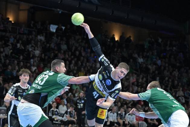 06 11 2025, xlakx, Handball, DHB Pokal 1 8 Final, Fuechse Berlin ThSV Eisenach f l Mijajlo Marsenic Fuechse Berlin , Vukasin Antonijevic ThSV Eisenach , Max Darj Fuechse Berlin duel, fight, tackle Berlin Daniel Lakomski