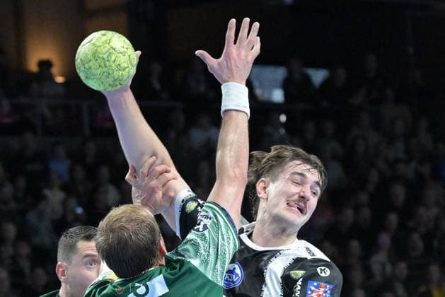 06 11 2025, xlakx, Handball, DHB Pokal 1 8 Final, Fuechse Berlin ThSV Eisenach f l Max Darj Fuechse Berlin , Stephan Seitz ThSV Eisenach duel, duel, fight, tackle Berlin Daniel Lakomski