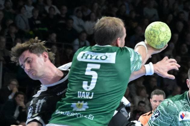 06 11 2025, xlakx, Handball, DHB Pokal 1 8 Final, Fuechse Berlin ThSV Eisenach f l Stephan Seitz ThSV Eisenach , Max Darj Fuechse Berlin duel, fight, tackle Berlin Daniel Lakomski