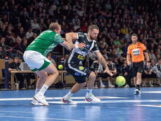 Handball, Men, Season 2025 2026, DHB Cup Round of 16, Füchse Berlin ThSV Eisenach, f l Max Darj Füchse Berlin , Alexander Saul Eisenach , 06 11 2025, Copyright: xSebastianxRäppold MatthiasxKochx