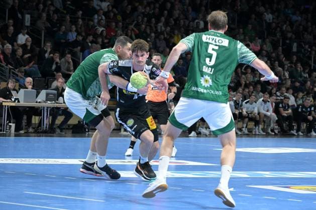 06 11 2025, xlakx, Handball, DHB Pokal 1 8 Final, Fuechse Berlin ThSV Eisenach f l Mijajlo Marsenic Fuechse Berlin , Stephan Seitz ThSV Eisenach , Max Darj Fuechse Berlin duel, duel, fight, tackle Berlin Daniel Lakomski