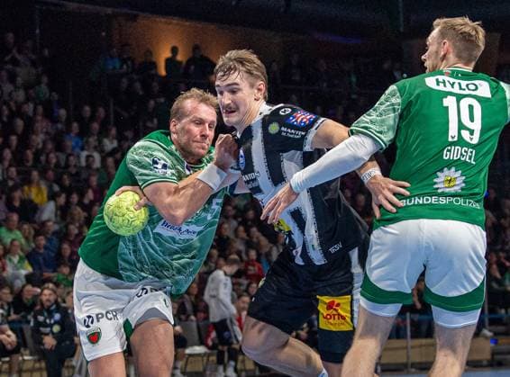 Handball, Men, Season 2025 2026, DHB Cup Round of 16, Füchse Berlin ThSV Eisenach, f l Max Darj Füchse Berlin , Felix Aellen Eisenach , Mathias Gidsel Füchse Berlin , 06 11 2025, Copyright: xSebastianxRäppold MatthiasxKochx