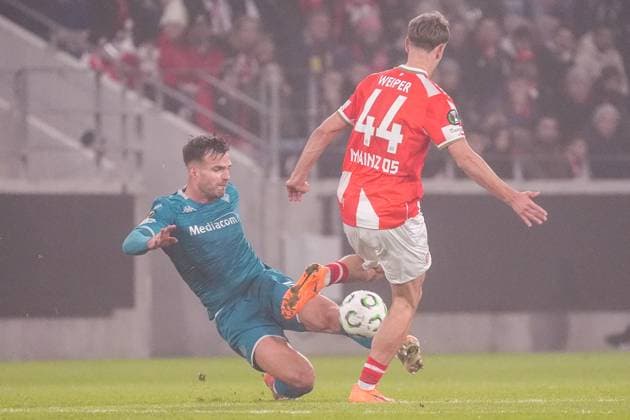 Marin Pongracic AC Florence takes the ball from Nelson Weiper 1 FSV Mainz 05, 44 06 11 2025 1 FSV Mainz 05 vs AC Florence MEWA Arena, Europa Conference League