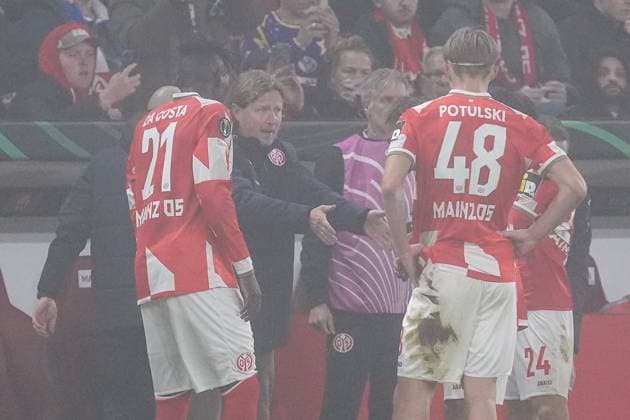 Coach Bo Henriksen 1 FSV Mainz 05 gives instructions to Danny da Costa 1 FSV Mainz 05, 21 , Kacper Potulski 1 FSV Mainz 05, 48 06 11 2025 1 FSV Mainz 05 vs AC Florence MEWA Arena, Europa Conference League