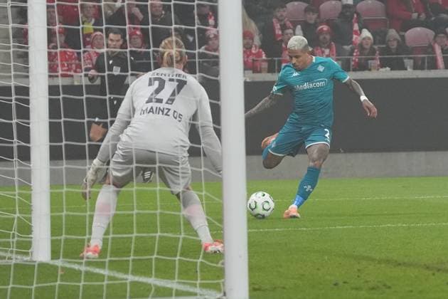 Dodo AC Florence against goalkeeper Robin Zentner 1 FSV Mainz 05, 27 06 11 2025 1 FSV Mainz 05 vs AC Florence MEWA Arena, Europa Conference League