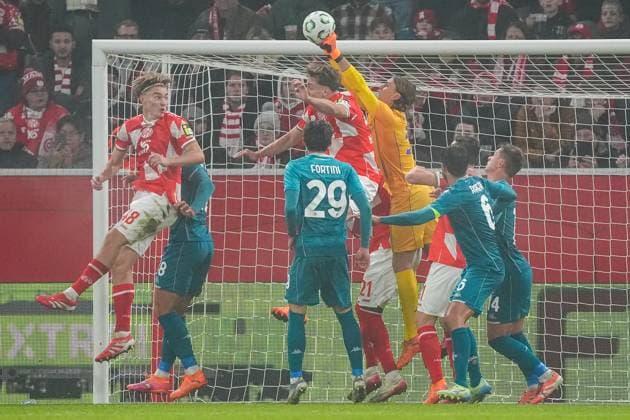 Goalkeeper Tommaso Martinelli AC Florence clears in front of Lennard Maloney 1 FSV Mainz 05, 15 06 11 2025 1 FSV Mainz 05 vs AC Florence MEWA Arena, Europa Conference League