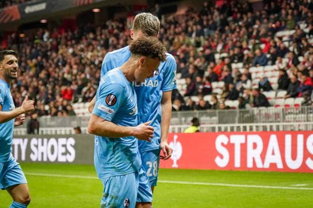 Football, UEFA Europa League 2025 26, Matchday 4 OGC Nice vs SC Freiburg Allianz Riviera Nice, France Goal and goal celebration to 1 3 by Derry Scherhant SC Freiburg, 07 Joy, emotions, jubilation Copyright: xJOERANxSTEINSIEKx