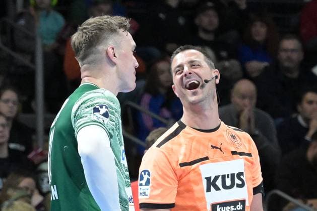 06 11 2025, xlakx, Handball, DHB Pokal 1 8 Final, Fuechse Berlin ThSV Eisenach v l Lasse Andersson Fuechse Berlin , Referee of the match laughing Berlin Daniel Lakomski