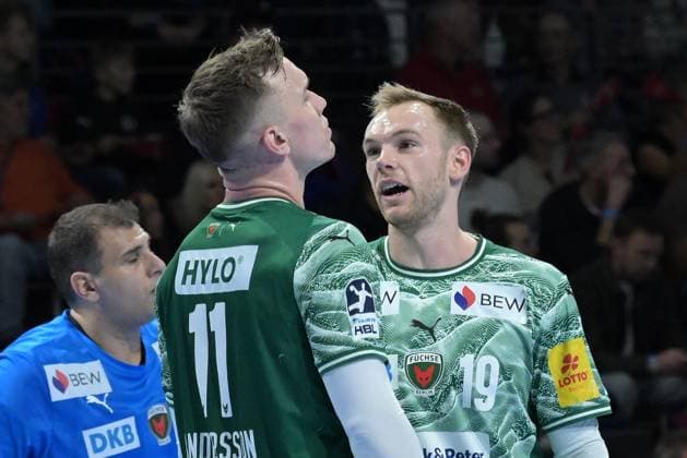06 11 2025, xlakx, Handball, DHB Pokal 1 8 Final, Fuechse Berlin ThSV Eisenach v l Lasse Andersson Fuechse Berlin , Mathias Gidsel Fuechse Berlin im Gespraech Berlin Daniel Lakomski