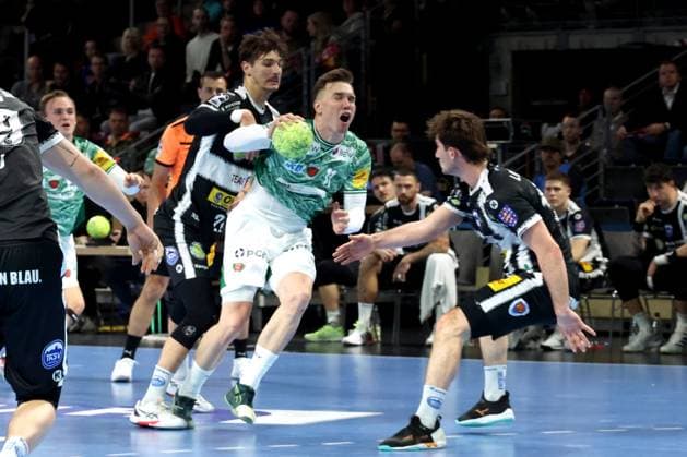 DEU, DHB Pokal, Fuechse Berlin vs Eisenach, 06 11 2025, Max Schmeling Halle, Berlin, DEU, DHB Pokal, Fuechse Berlin vs Eisenach, in the picture Lasse Andersson Fuechse Berlin 11 , Philipp Meyer Eisenach 27 , Stephan Seitz Eisenach 44 nordphotoxGmbHx xEngler nph00076