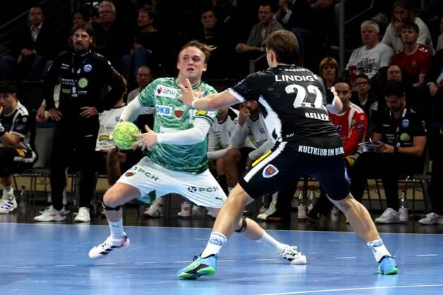 DEU, DHB Pokal, Fuechse Berlin vs Eisenach, 06 11 2025, Max Schmeling Halle, Berlin, DEU, DHB Pokal, Fuechse Berlin vs Eisenach, in the picture Tobias Grondahl Fuechse Berlin 15 , Felix Aellen Eisenach 22 nordphotoxGmbHx xEngler nph00076