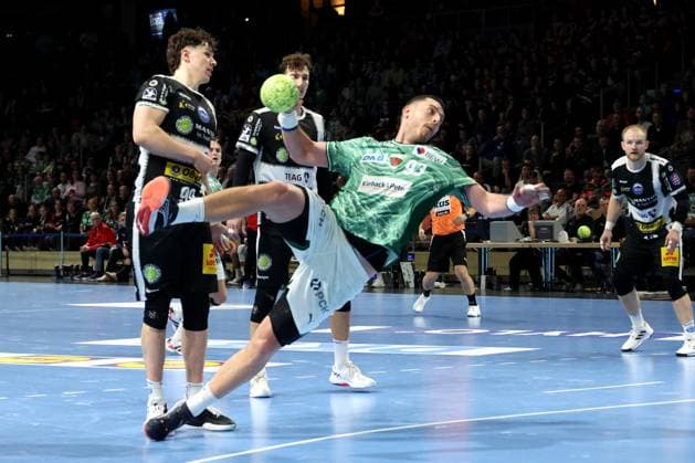 DEU, DHB Pokal, Fuechse Berlin vs Eisenach, 06 11 2025, Max Schmeling Halle, Berlin, DEU, DHB Pokal, Fuechse Berlin vs Eisenach, in the picture Dejan Milosavljev Fuechse Berlin 96 , Tillmann Leu Eisenach 99 nordphotoxGmbHx xEngler nph00076