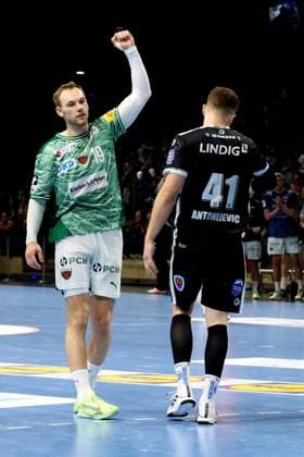 DEU, DHB Pokal, Fuechse Berlin vs Eisenach, 06 11 2025, Max Schmeling Halle, Berlin, DEU, DHB Pokal, Fuechse Berlin vs Eisenach, in the picture Mathias Gidsel Fuechse Berlin 19 ,Vukasin Antonijevic Eisenach 41 nordphotoxGmbHx xEngler nph00076