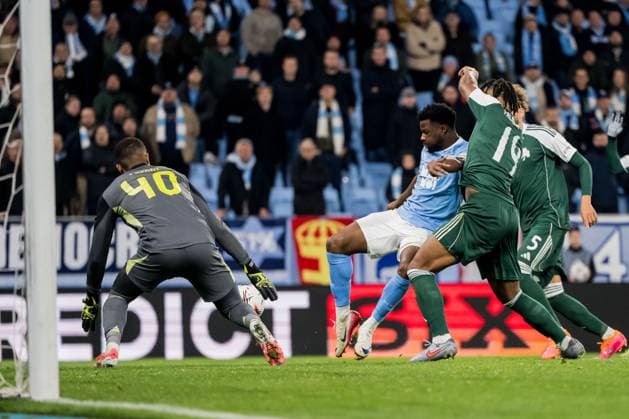 251106 goalkeeper Alban Lafont of Panathinaikos and Emmanuel Ekong of Malmö FF during the UEFA Europa League football match between Malmö FF and Panathinaikos on November 6, 2025 in Malmö Photo Petter Arvidson BILDBYRAN kod PA PA1108 fotboll football soccer fotball uefa europa league europa league malmö ff panathinaikos bbeng bbauto  Copyright: PETTERxARVIDSON BB251106PA099