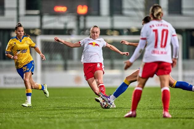 06 11 2025, GER, Womens Soccer, BL, 2025 2026, RB Leipzig FC Carl Zeiss Jena Lou Ann Joly 6, RB Leipzig , action, duel for ball Leipzig training center of the Red Bull Saxony Germany