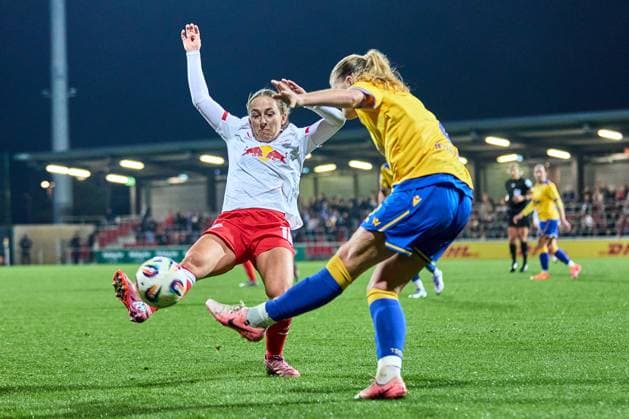 06 11 2025, GER, Womens Soccer, BL, 2025 2026, RB Leipzig FC Carl Zeiss Jena Gina Chmielinski 10, RB Leipzig , action, blocks ball Leipzig training center of the Red Bull Saxony Germany