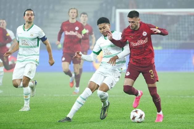 SOCCER - UEFA EL, RBS vs Deventer SALZBURG,AUSTRIA,06.NOV.25 - SOCCER - UEFA Europa League, Red Bull Salzburg vs Go Ahead Eagles Deventer. Image shows Richonell Margaret (Deventer) and Aleksa Terzic (RBS).  GEPAxpictures xDavidxGeieregger